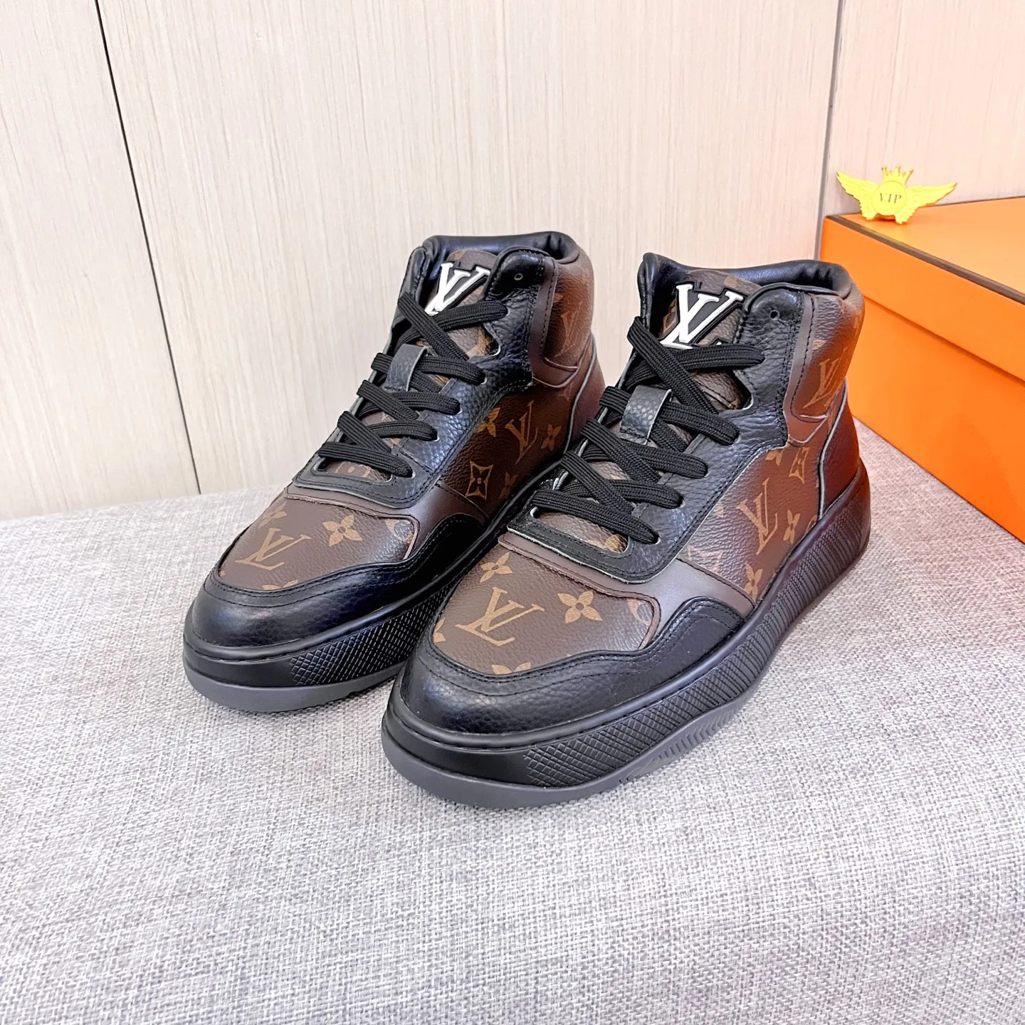 Men's shoes💰 460💰[LV]🔥Louis Vuitton, high-end men's shoes brand, official website 1:1 latest masterpiece: the upper is made of Italian imported first-layer cowhide with a comfortable and breathable lining➕original non-slip and wear-resistant outsole🔥, making walking more convenient and comfortable! An exclusive new model, a stunning work, a beautiful 1:1 replica [color] compared to the official quality! Create a fashionable personality to set off your uniqueness! A must-have for trendy men! Classic🔥Size: 38-44 Color: 🔥 2⃣️colors available🔥